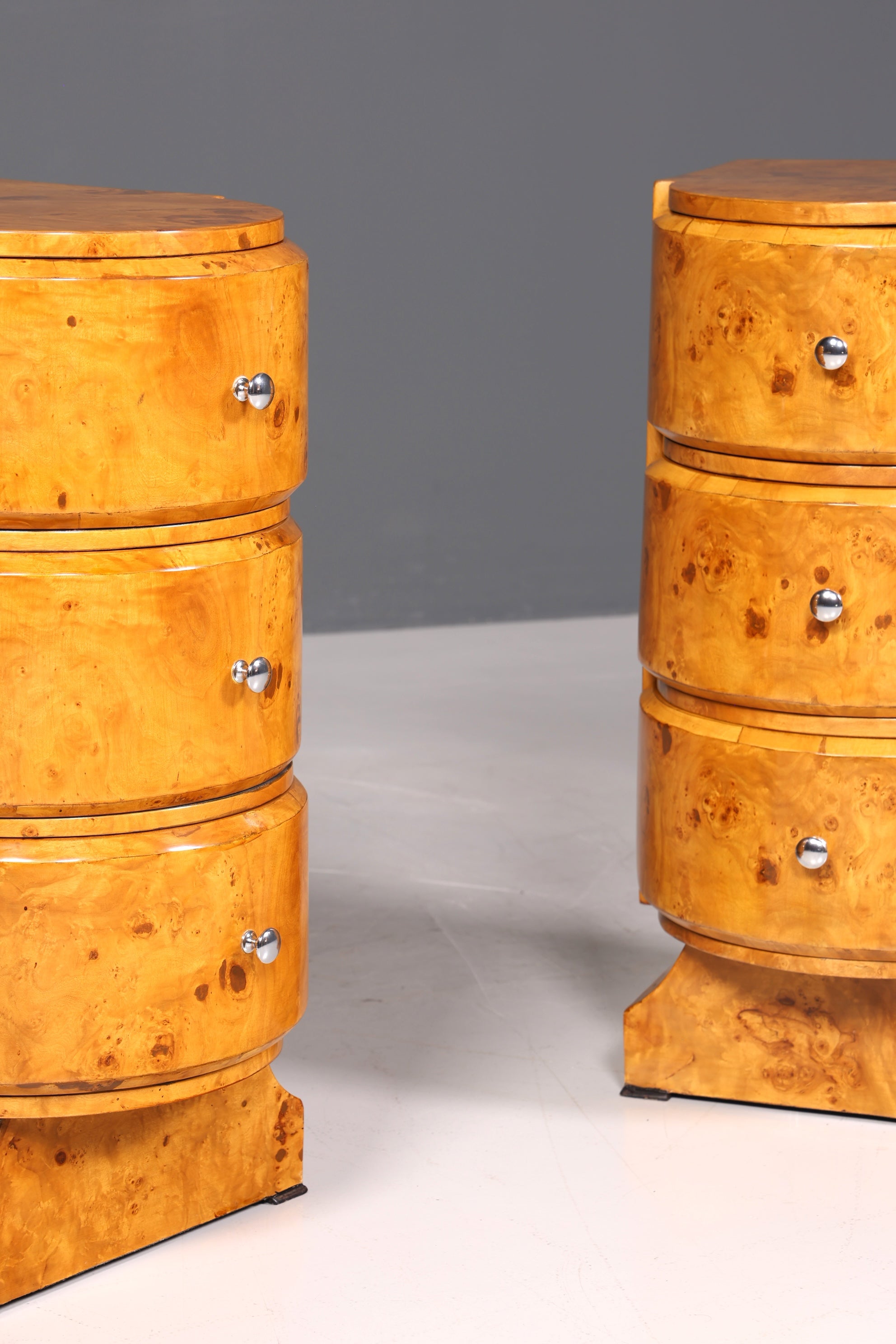 Zwei Exquisite Art Deco Stil Kommoden Schubladenkommoden - Einzigartige Möbelstücke für jeden Raum