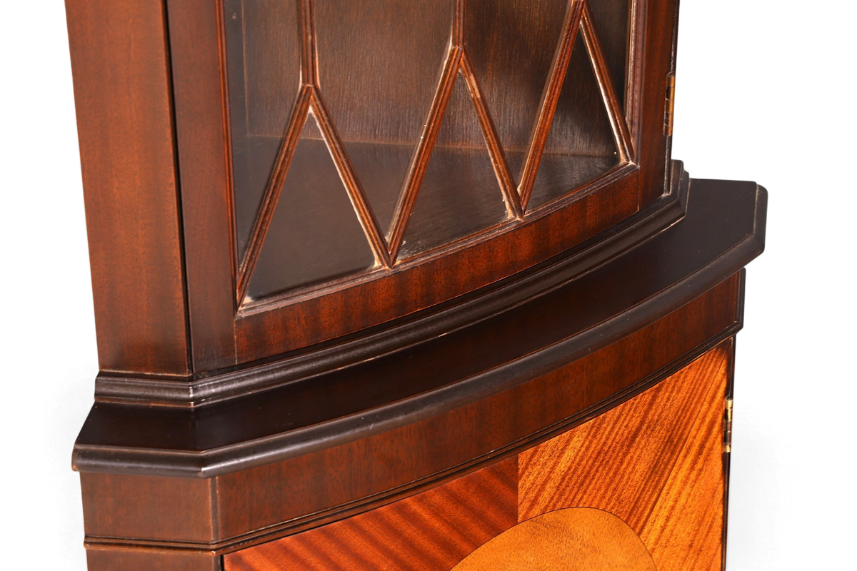 Hauptstadt Möblerei englische Eckvitrine aus Mahagoni mit verglaster Tür und eleganter Holzmaserung im Vintage-Stil