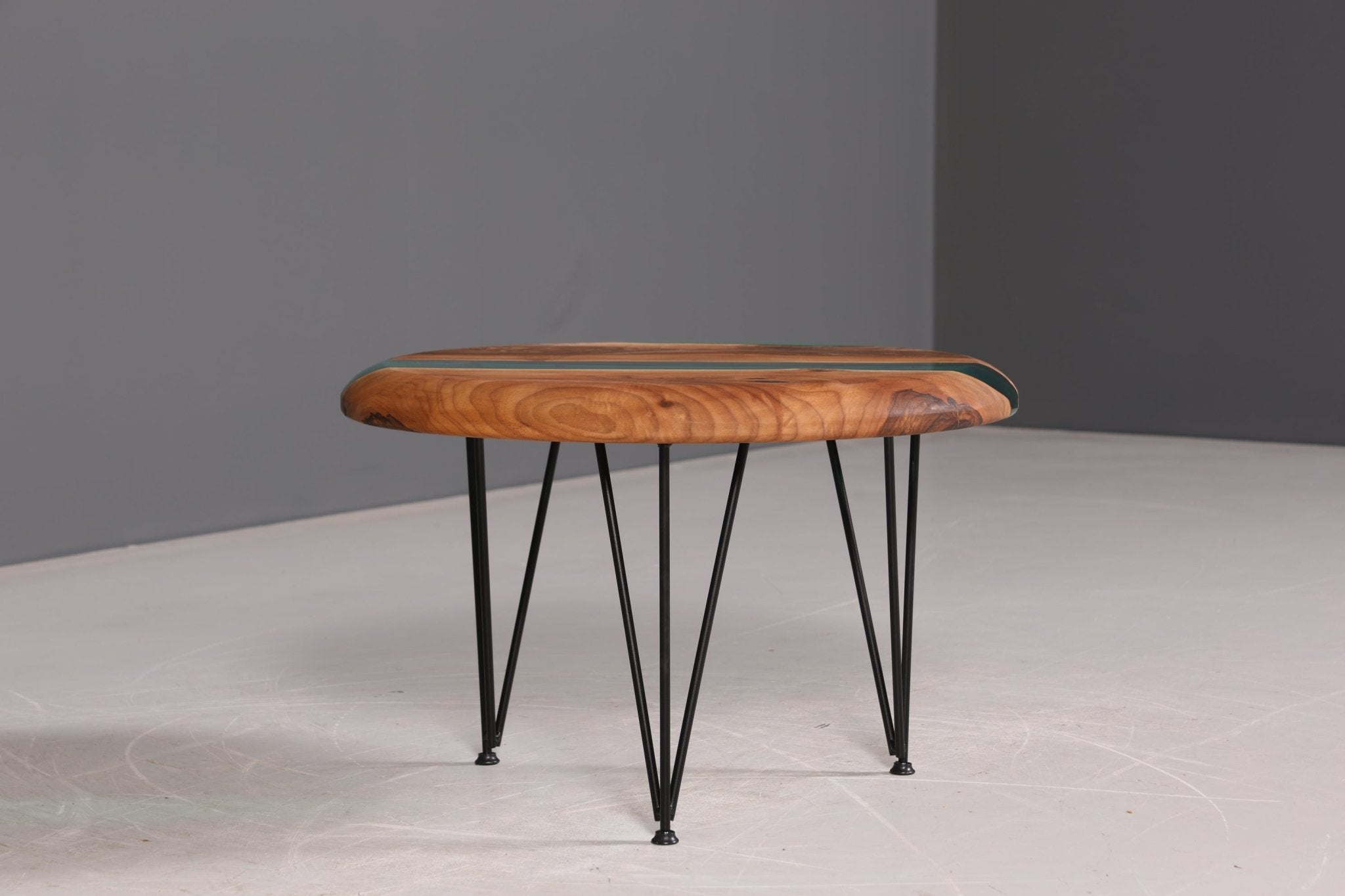 Einzigartiger Epoxidharz Couchtisch Nussbaum Tisch Beistelltisch grüner Ablagetisch