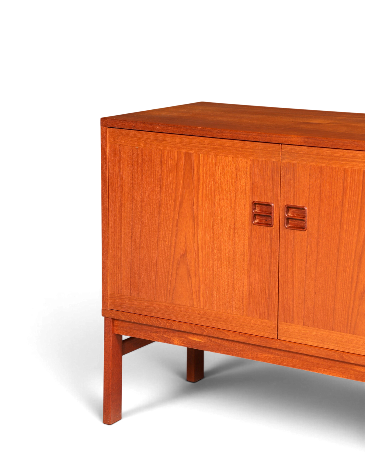 Hauptstadt Möblerei Mid Century Kommode aus Holz mit schöner Maserung und zwei Türen im 60er Jahre Retro Design