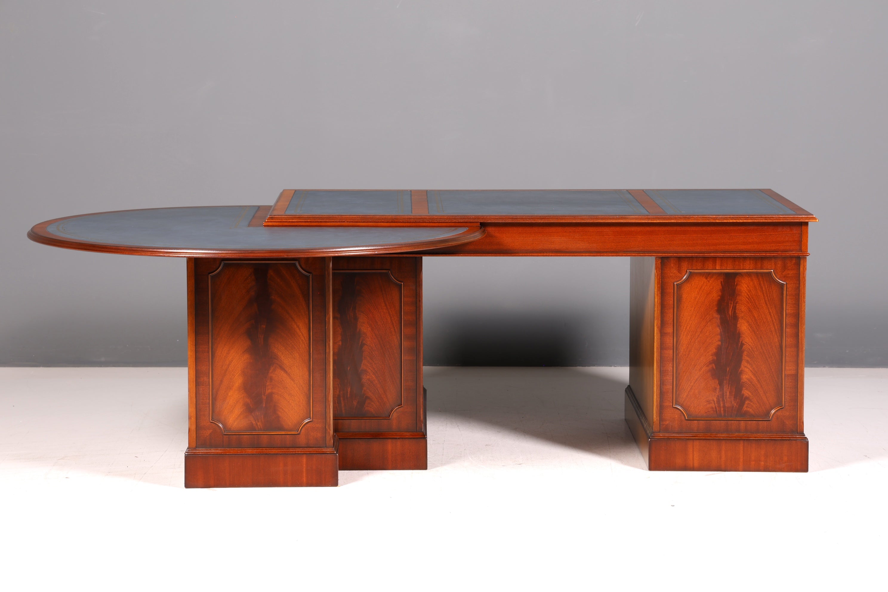 Wunderschöner Original Heldense Schreibtisch Mahagoni Echt Lederauflage Englisch Antik Stil Chefschreibtisch Partner Desk Bürotisch mit Besprechungsansatz