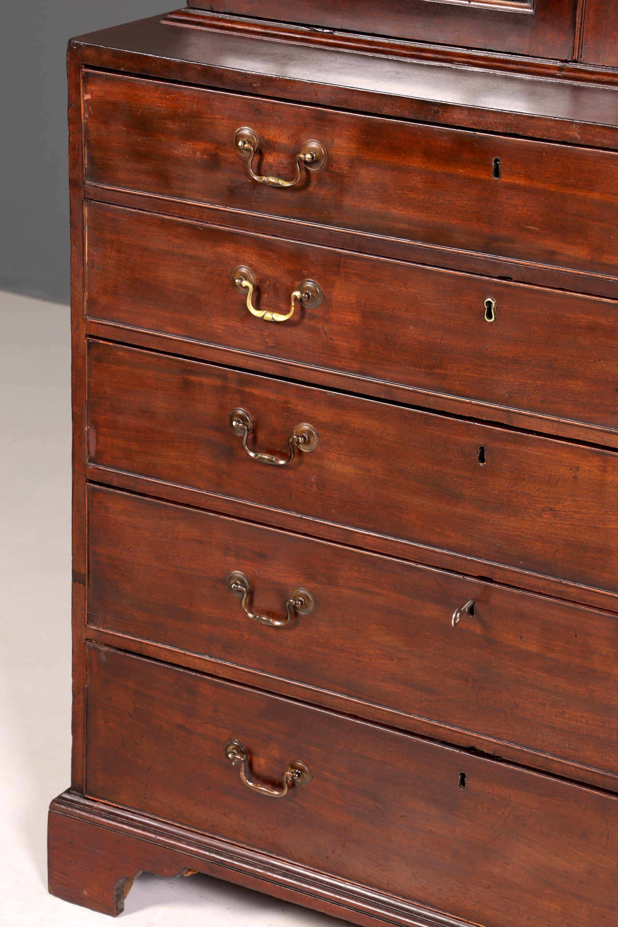 Wunderschöne Englische Antik Vitrine um 1700 George III Mahagoni Bücherschrank Buffet Glasvitrine Kommode