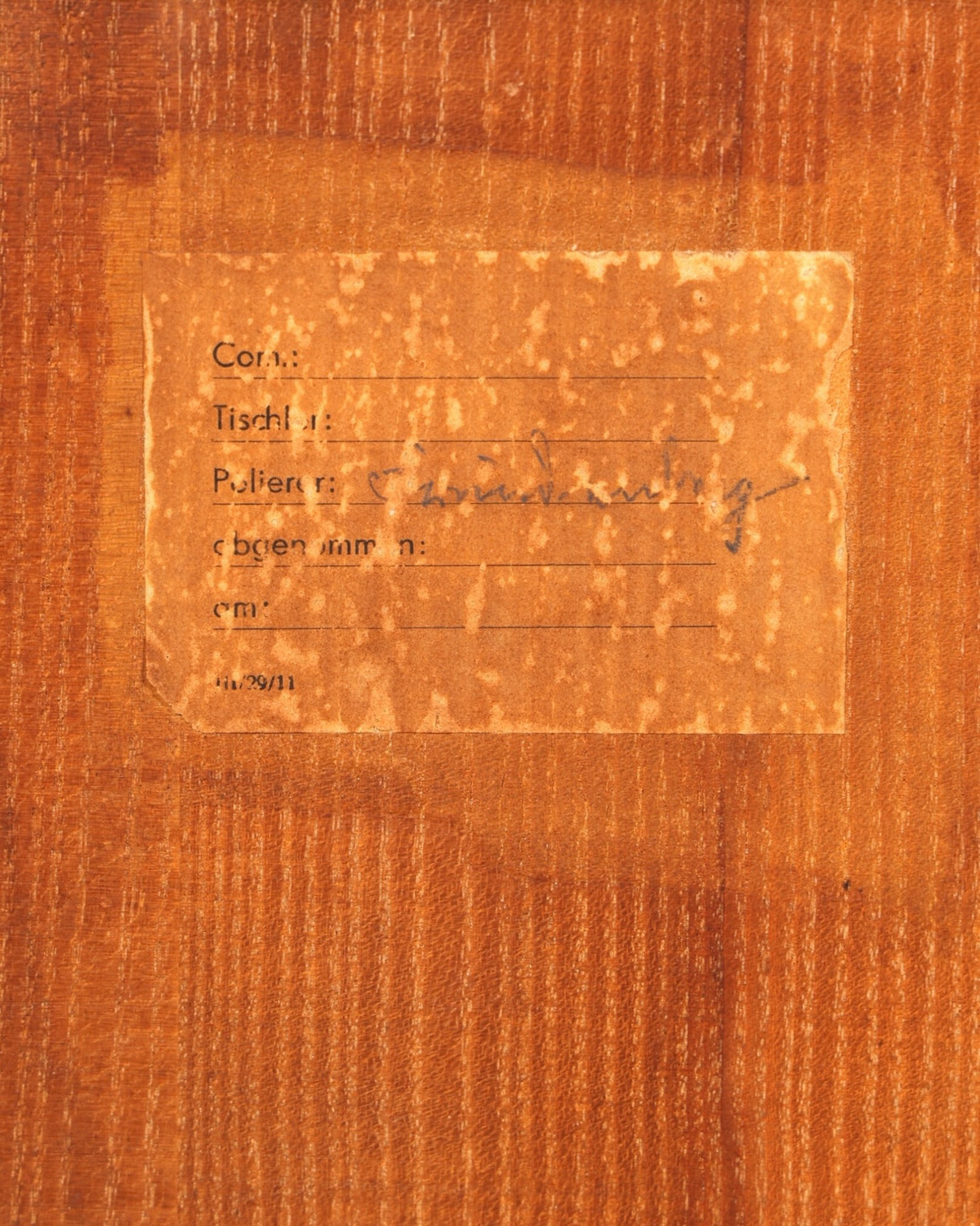Hauptstadt Möblerei Vintage Etikett aus Papier mit handschriftlichen Vermerken für eine Mid Century Kommode