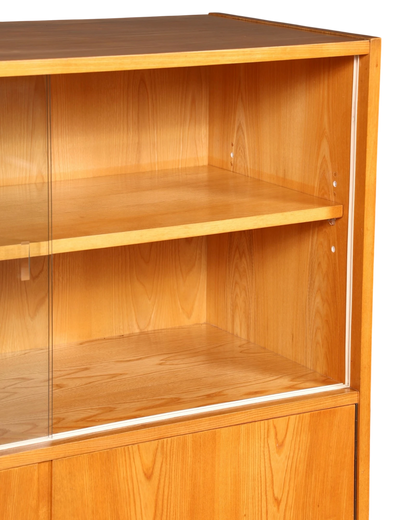 Hauptstadt Möblerei H824 Vitrinenschrank aus hellem Holz mit Glas-Schiebetüren und sichtbarer Maserung
