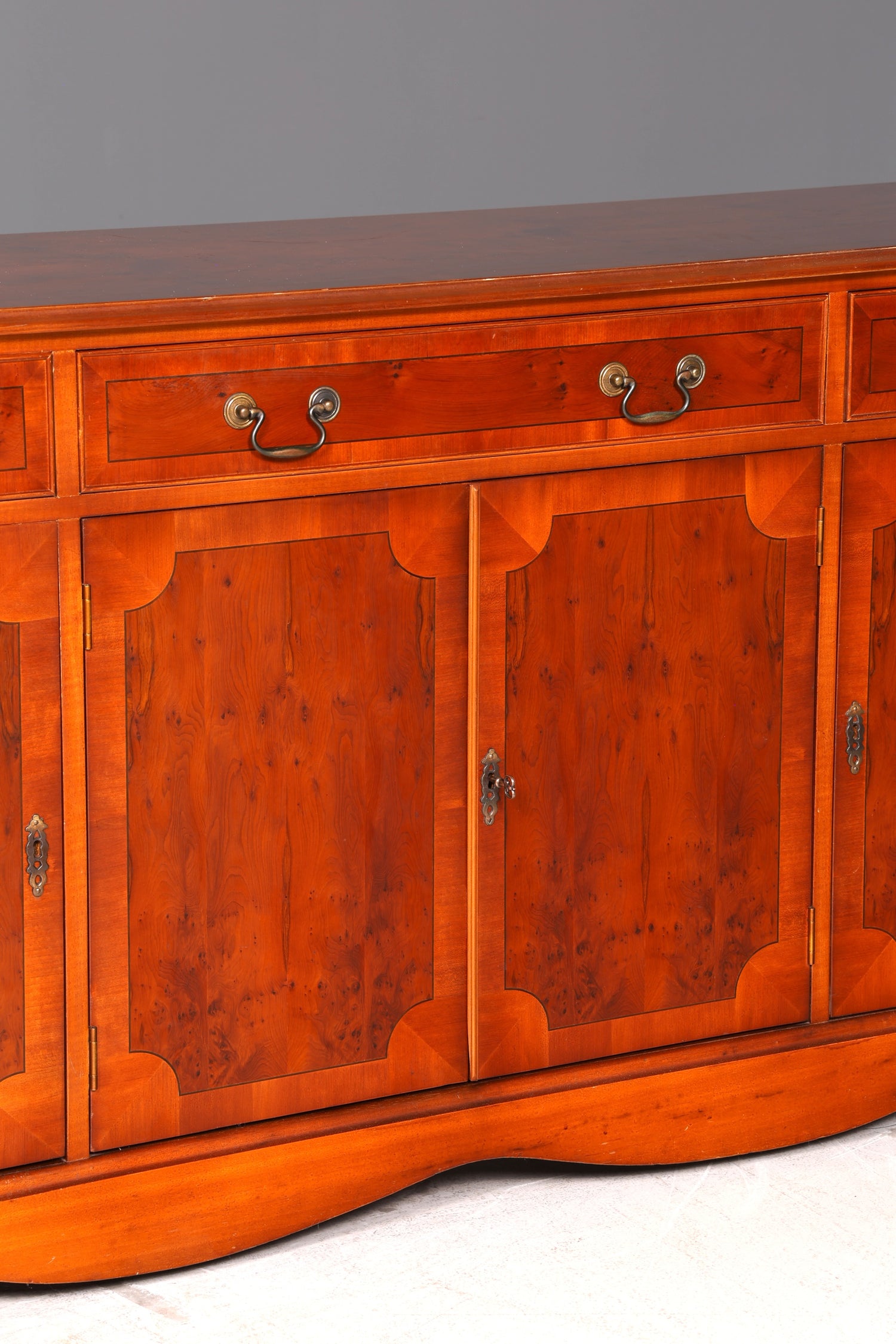 Wunderschönes Englisches Sideboard Eibe Schrank 60er Buffetschrank Kommode Anrichte Vintage