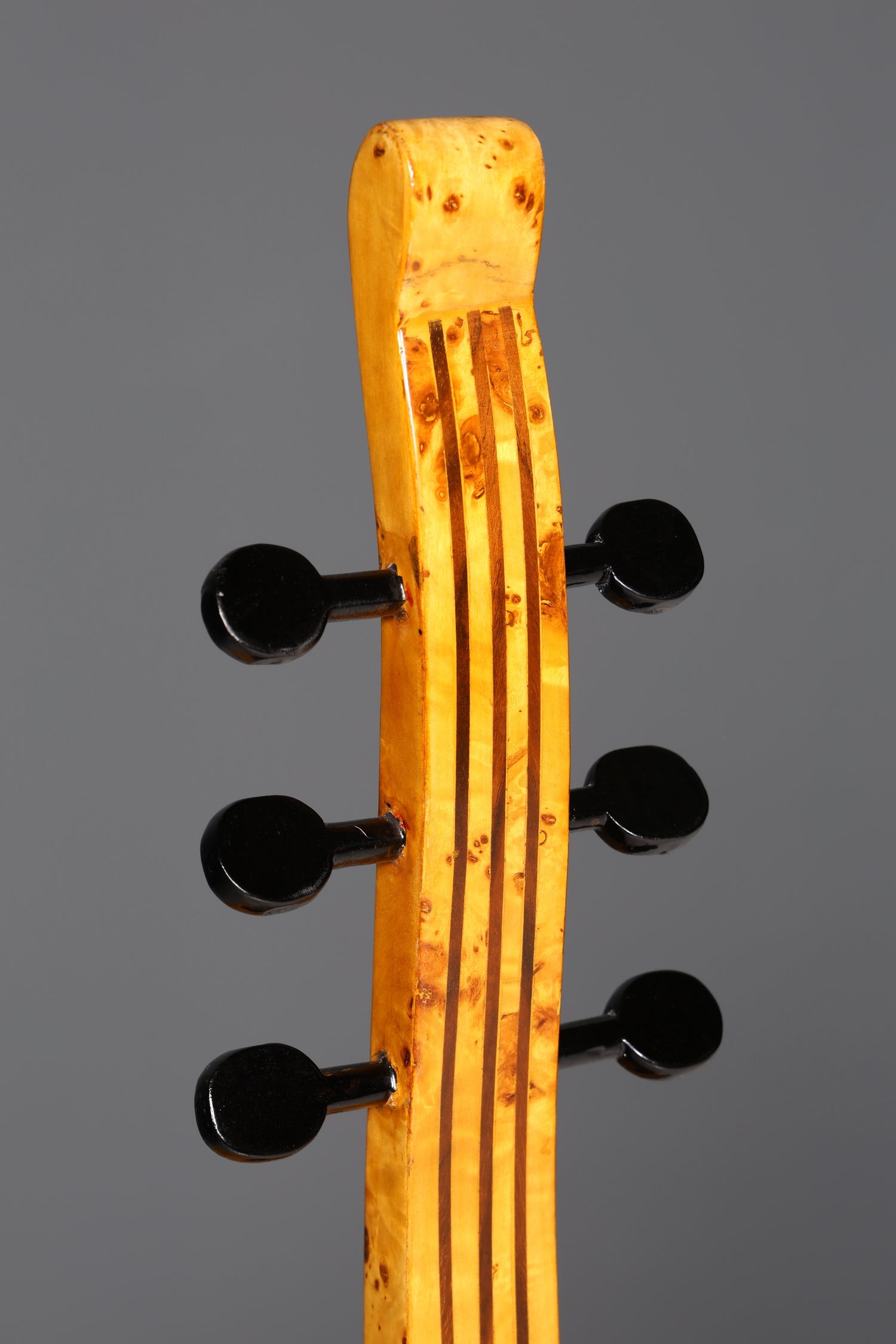 Traumhafte Art Deco Stil Kommode in Kontrabass Form Birke Vertiko Schubladenkommode Gitarren Kommode