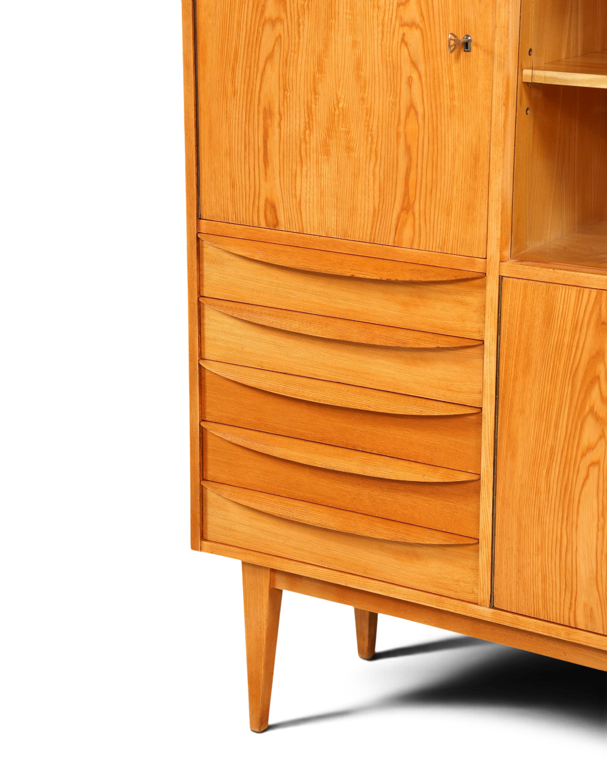 Hauptstadt Möblerei Hellerau Vitrine Modell 602 von Franz Ehrlich aus hellem Holz mit geschwungenen Schubladenfronten
