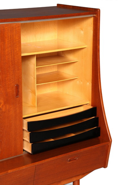 Hauptstadt Möblerei Mid Century Highboard aus Teakholz mit offenen Regalfächern und schwarzen Schubladenfronten