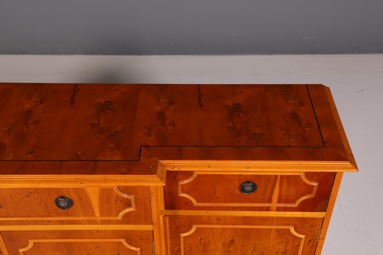 Wunderschönes Englisches Sideboard Eibe Schrank Antik Stil 60er Buffetschrank Kommode Anrichte Vintage