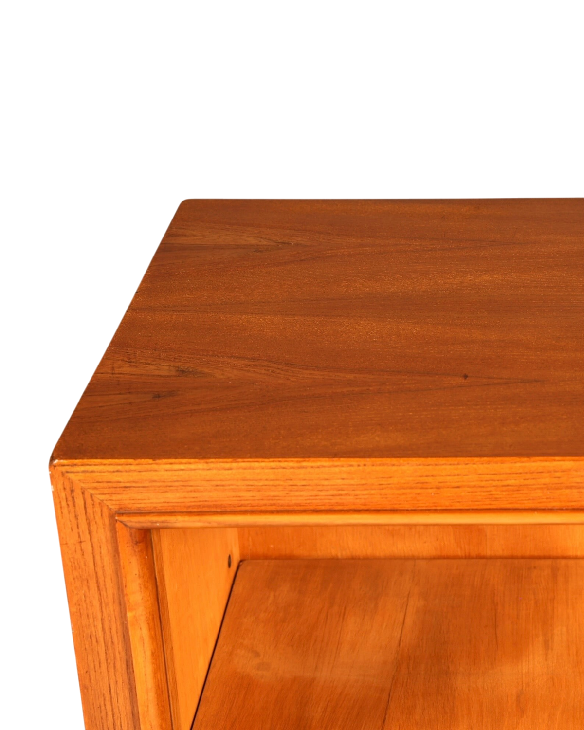 Hauptstadt Möblerei H936 Beistelltisch aus warmem braunem Holz mit sichtbarer Maserung und eleganter Eckkante