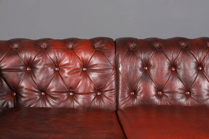 Wunderschönes seltenes Original Chesterfield Sofa mit Hocker 4- Sitzer echt Leder Oxblood Couch Englisch Eckcouch