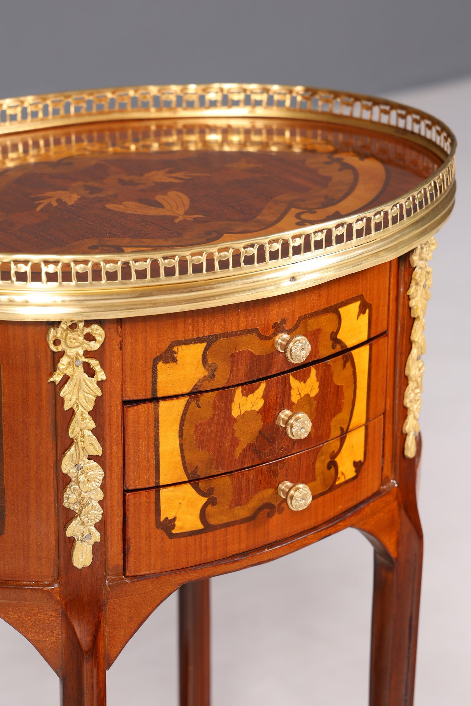 Wunderschöner Barock Louis XV Stil Beistelltisch Ablagetisch massiv Kommode Antik Stil