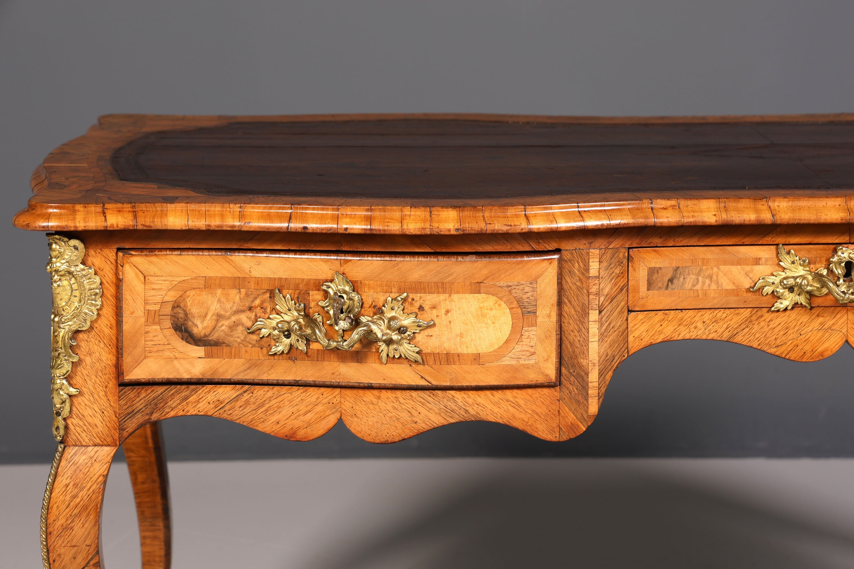 Majestätischer Original Louis XV Schreibtisch 1780 Bureau Plat French Desk echt Leder Antik Bürotisch Office Desk