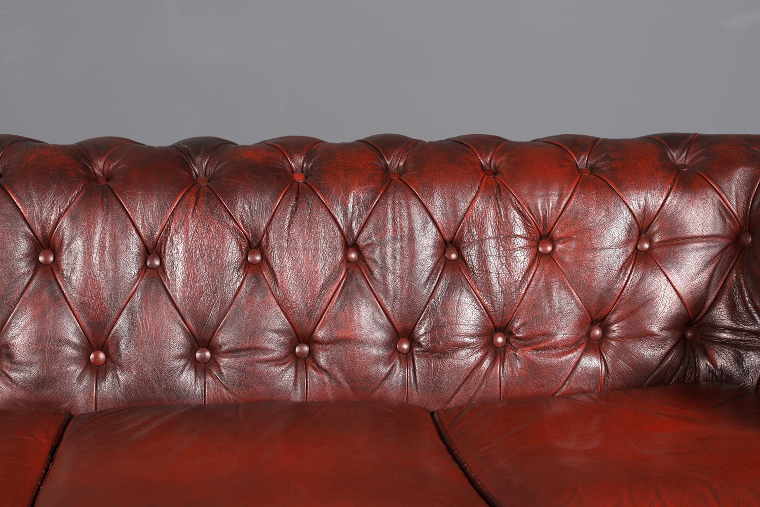 Wunderschönes seltenes Original Chesterfield Sofa mit Hocker 4- Sitzer echt Leder Oxblood Couch Englisch Eckcouch