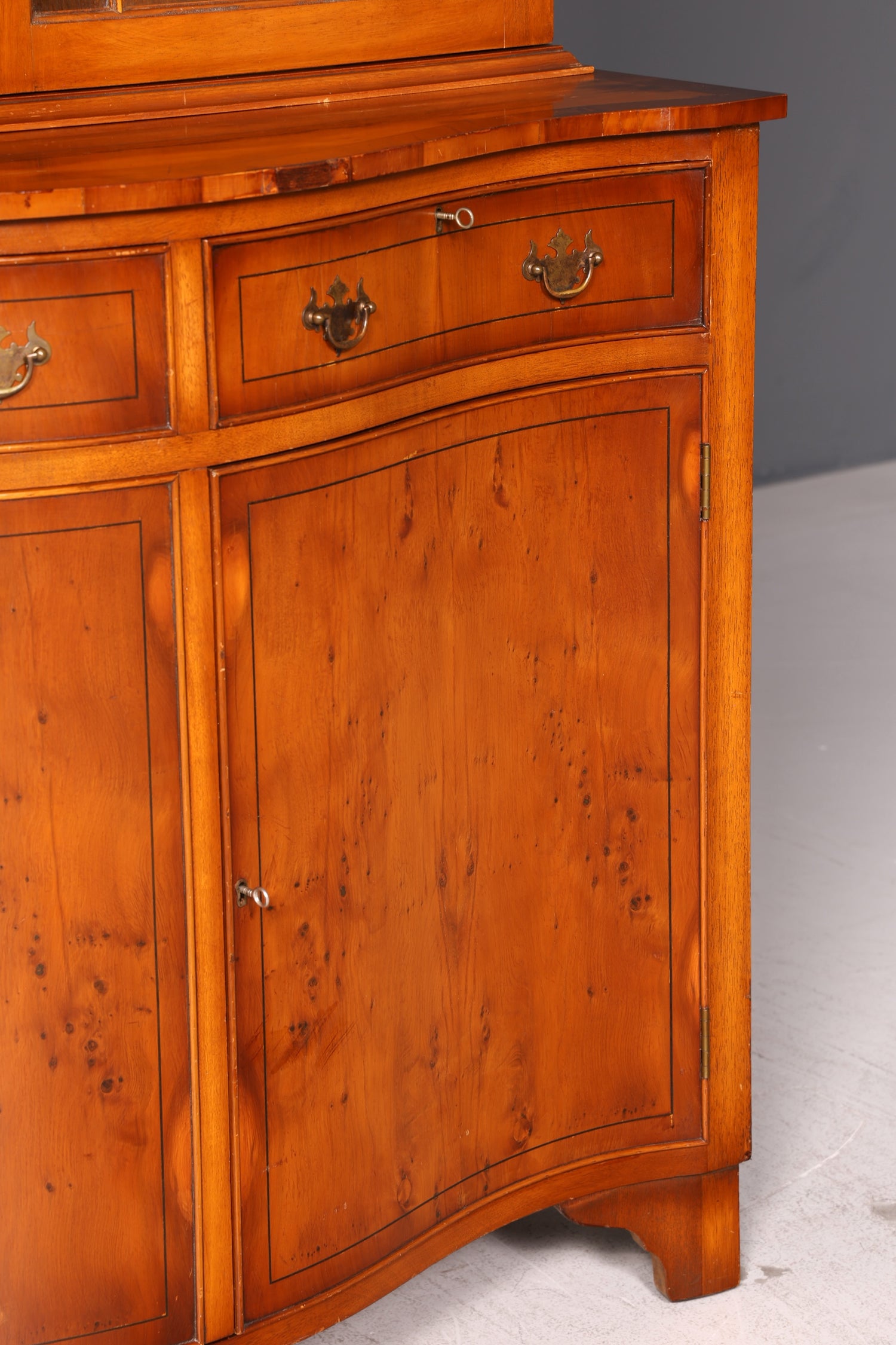 Wunderschöne Englische Vitrine Bücherschrank Eibe Aufsatzschrank Glasvitrine Buffet Sideboard Bibliothek