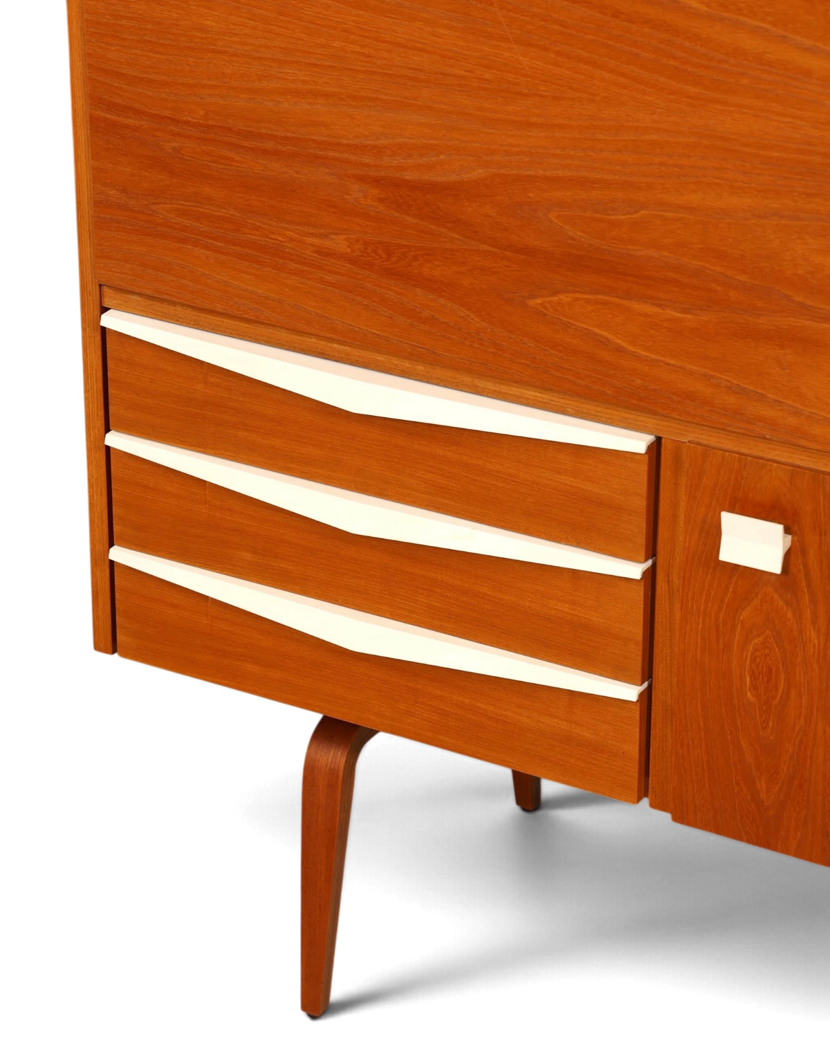 Hauptstadt Möblerei H940 Sideboard aus Teakholz mit drei Schubladen und weißen, geschwungenen Griffen im Mid-Century-Stil