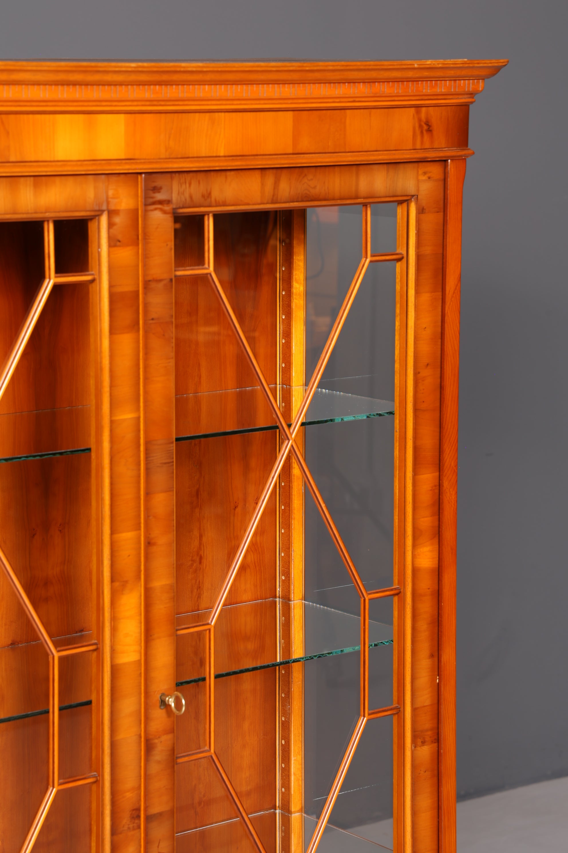 Wunderschöne Original Heldense Vitrine Englische Eibe Bücherschrank Antik Stil Glasvitrine Buffet Bibliothek