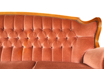 Hauptstadt Möblerei Chippendale 3-Sitzer Sofa in Barock-Stil mit rotem Samtbezug und eleganter Knopfheftung