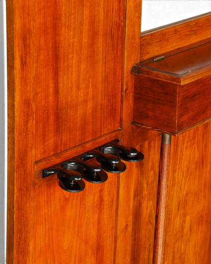 Hauptstadt Möblerei H885 Wandgarderobe aus warmem Holz mit schwarzen Metallhaken und integriertem Ablagefach