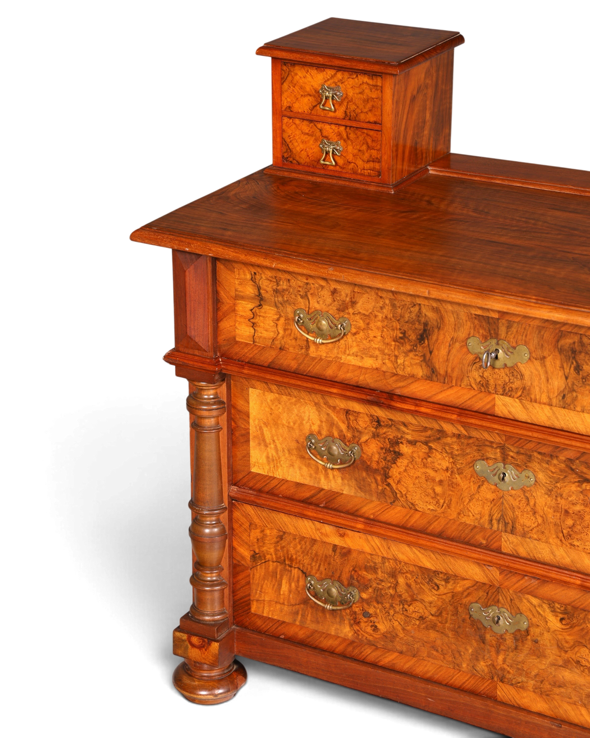 Hauptstadt Möblerei Gründerzeit Kommode aus Nussbaum im Louis Philippe Stil mit Schubladen und Messingbeschlägen