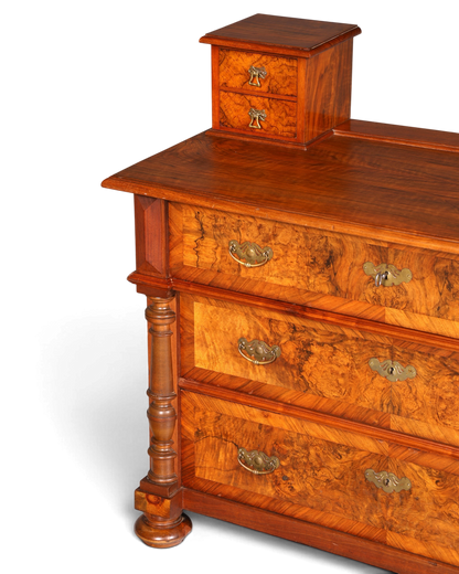 Hauptstadt Möblerei Gründerzeit Kommode aus Nussbaum im Louis Philippe Stil mit Schubladen und Messingbeschlägen