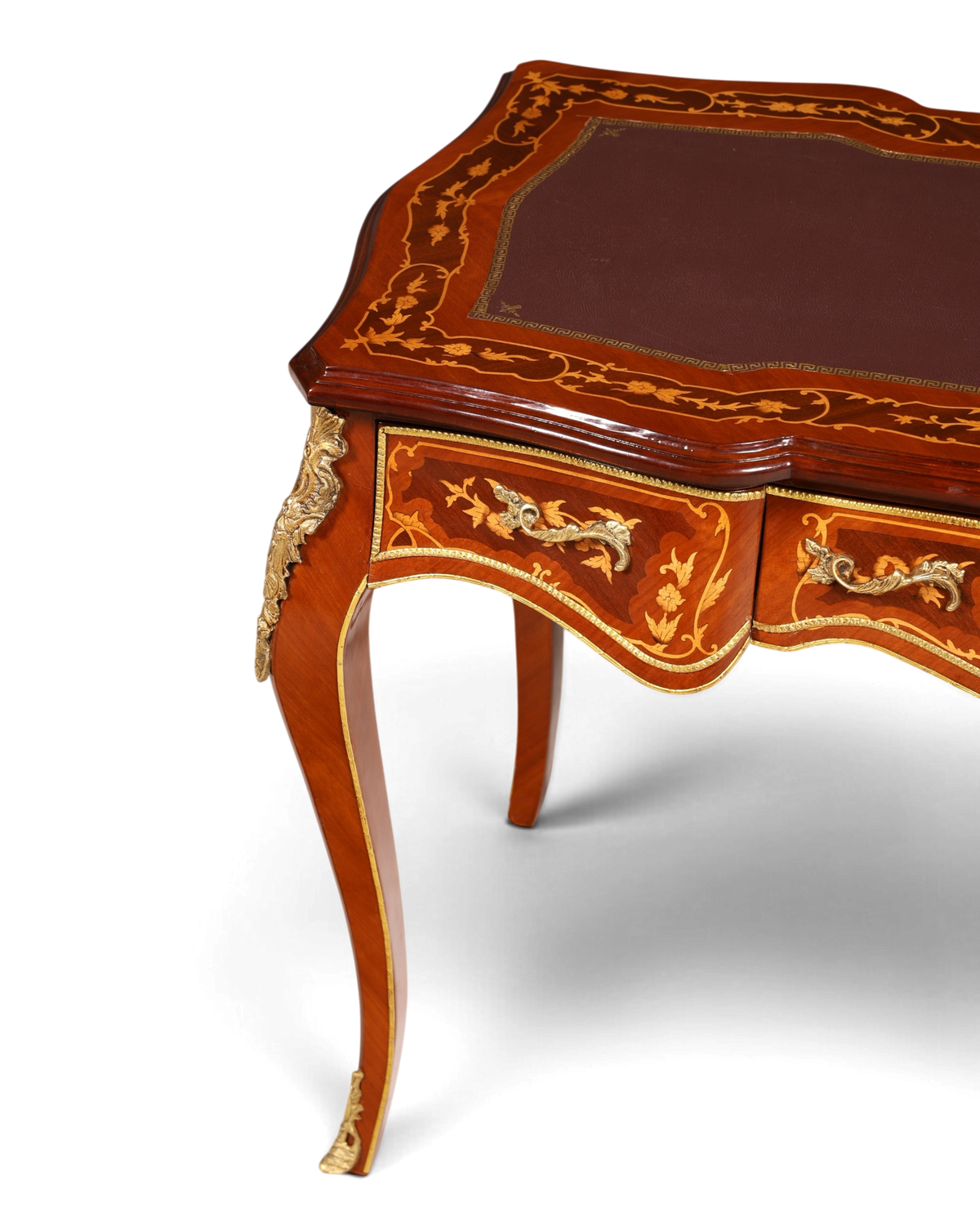 Hauptstadt Möblerei Schreibtisch im Louis XV Stil aus Massivholz mit Intarsien, Messingbeschlägen und Lederauflage