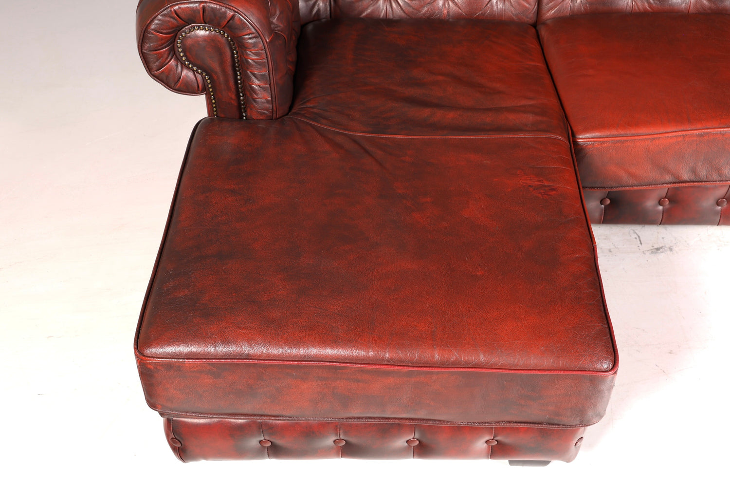 Wunderschönes seltenes Original Chesterfield Sofa mit Hocker 4- Sitzer echt Leder Oxblood Couch Englisch Eckcouch