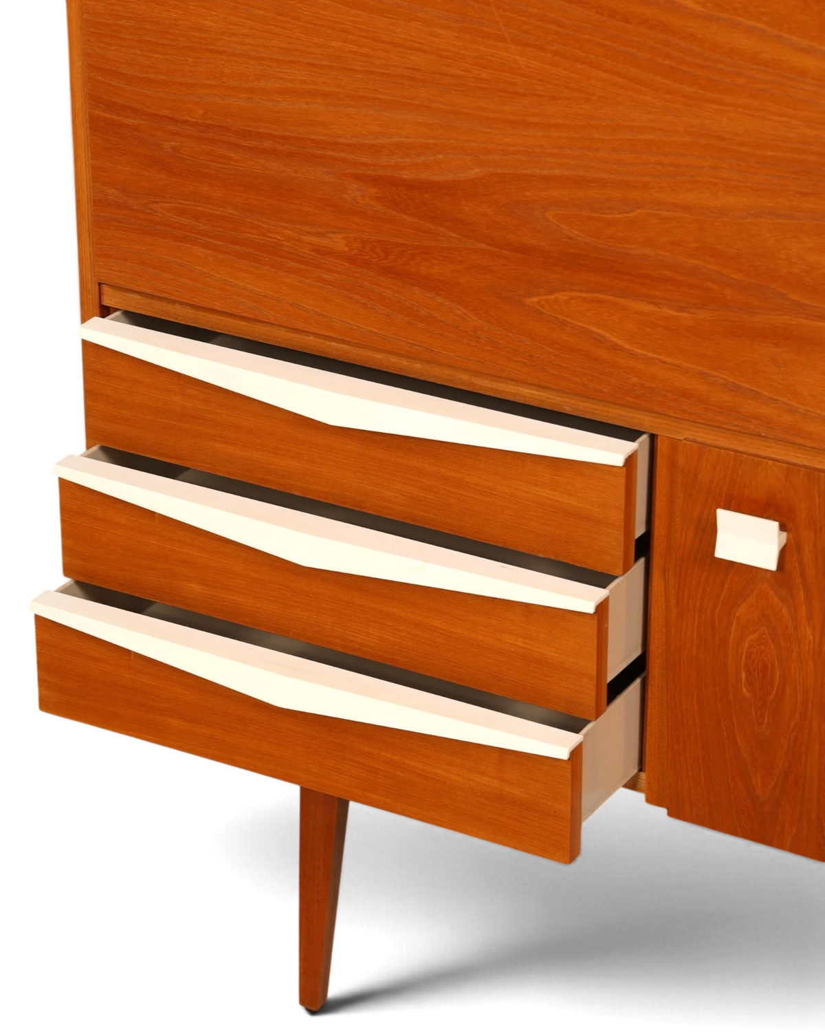 Hauptstadt Möblerei Sekretär aus Teakholz mit drei Schubladen und weißen Griffen im Mid-Century Design