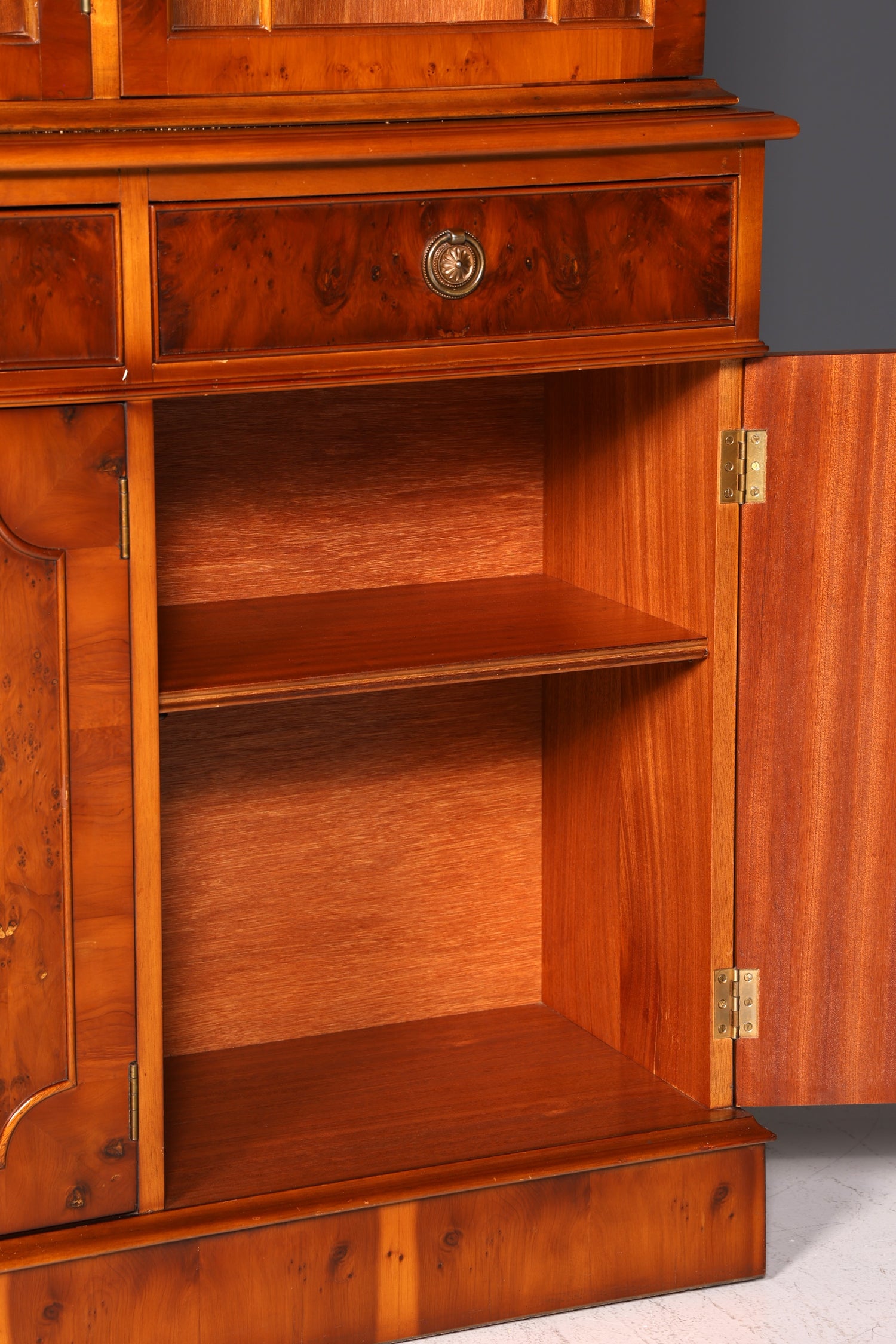 Wunderschöne Englische Vitrine Bücherschrank Buffet Englisch Glasvitrine Bibliothek Vitrinenschrank