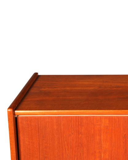 Hauptstadt Möblerei Mid Century Highboard aus hochwertigem Teakholz mit lebhafter Maserung im dänischen Design
