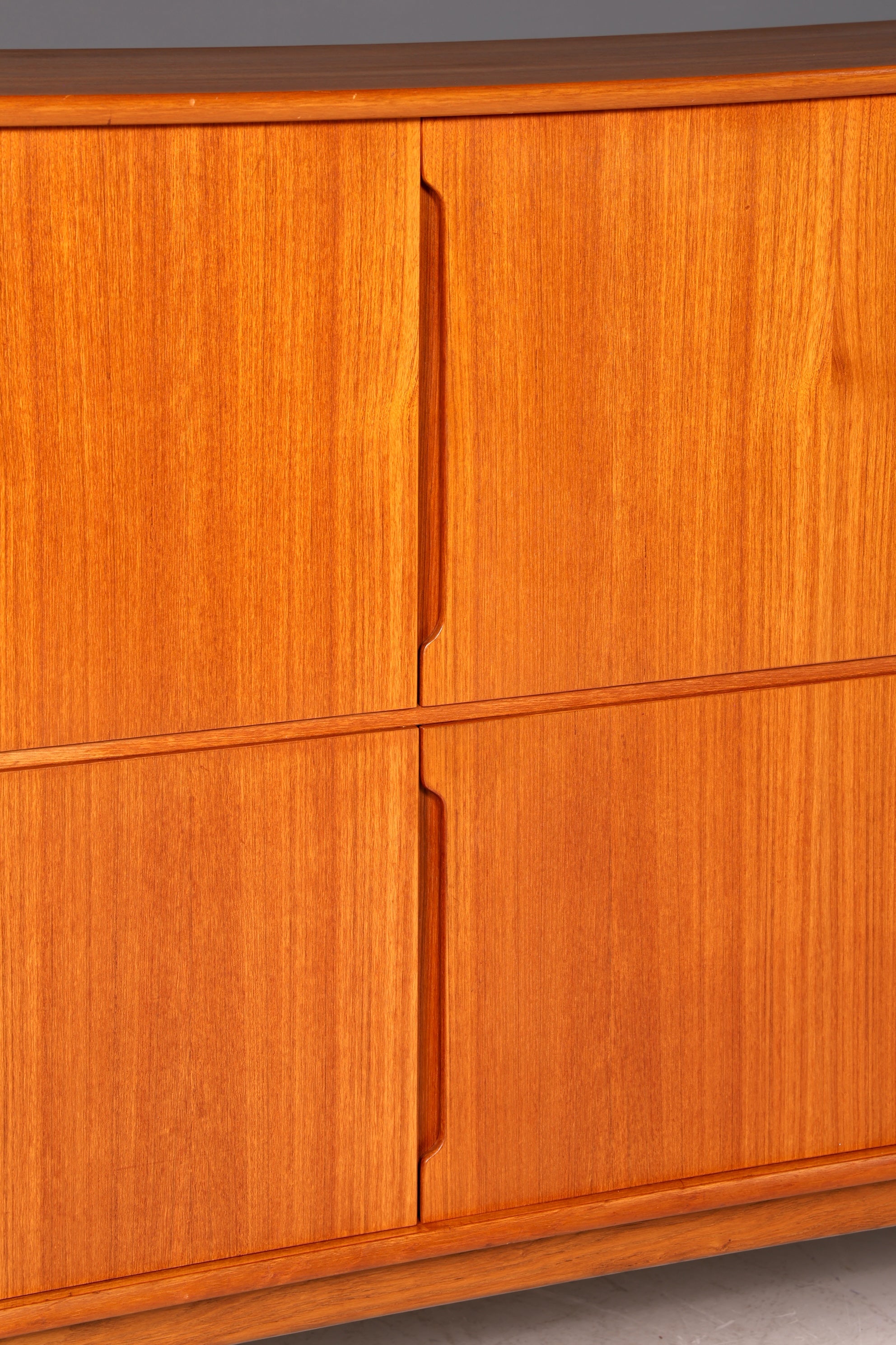 G046 Finish Wunderschönes Mid Century Highboard echt Holz Schrank Büro Kommode 60er Jahre