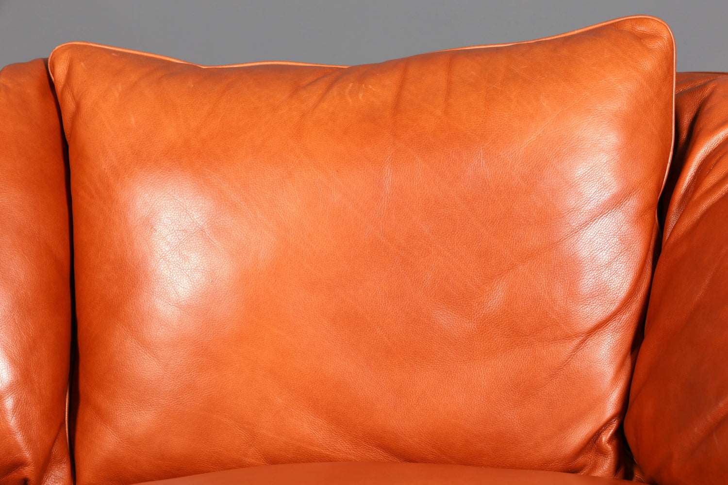 Beautiful Chesterfield design sofa, English genuine leather couch, cognac lounge sofa