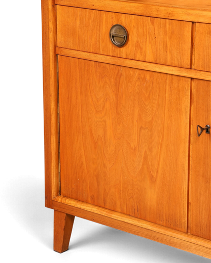 Hauptstadt Möblerei Kommode aus hellem Holz mit runden Messinggriffen und konischen Beinen im Mid-Century-Stil