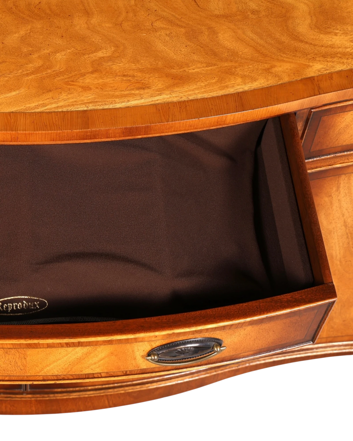 Hauptstadt Möblerei Bevan Funnell Reprodux Sideboard mit offener Schublade und braunem Stoffeinsatz aus Echtholz