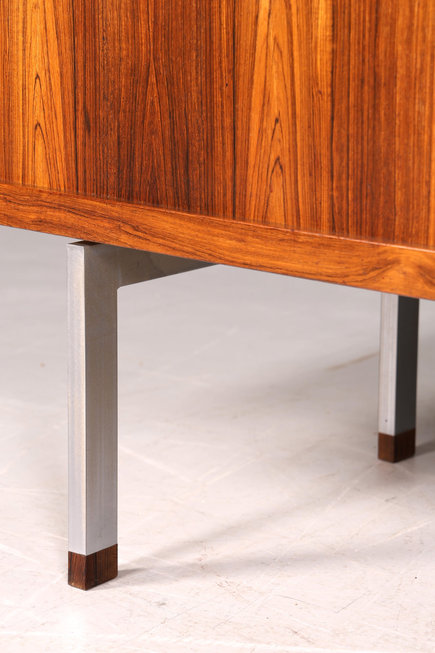 Beeindruckendes Original Hans J. Wegner für RY Møbler Modell RY 25 Sideboard Palisander Holz TV Kommode Vintage Schiebetür Schrank 1 von 2