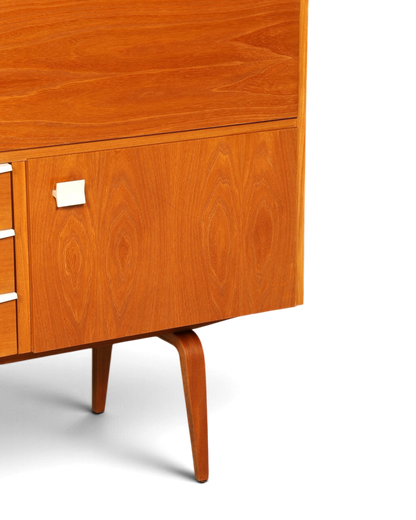 Hauptstadt Möblerei H940 Sideboard aus Teakholz mit markanten weißen Griffen und geschwungenen Holzbeinen
