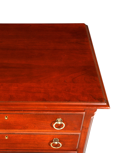 Hauptstadt Möblerei Drexel Heritage Sideboard aus dunklem Holz mit glänzender Oberfläche und goldenen Ringgriffen