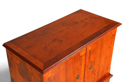 Hauptstadt Möblerei englischer TV-Schrank aus Eibenholz mit markanter Maserung im klassischen Antik-Stil