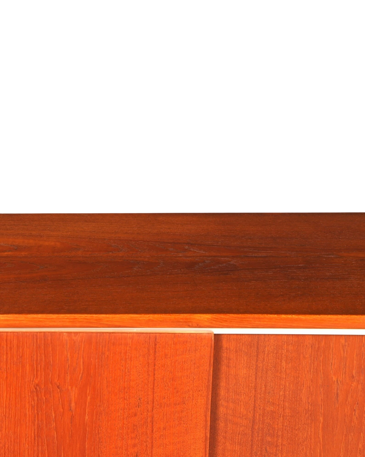 Hauptstadt Möblerei Mid Century Highboard aus hochwertigem Teakholz mit lebhafter Maserung im dänischen Design