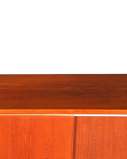 Hauptstadt Möblerei Mid Century Highboard aus hochwertigem Teakholz mit lebhafter Maserung im dänischen Design