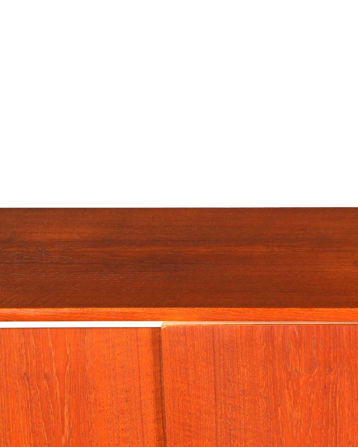 Hauptstadt Möblerei Mid Century Highboard aus hochwertigem Teakholz mit lebhafter Maserung im dänischen Design