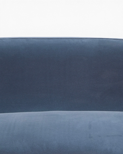 Hauptstadt Möblerei H872 Sofa in blauem Samt mit glatter Textur und eleganter Polsterung