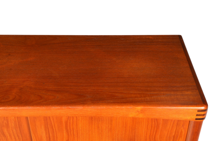 Hauptstadt Möblerei Bramin vintage teak highboard üst yüzeyi, belirgin ahşap damarları ve zarif detaylarıyla.