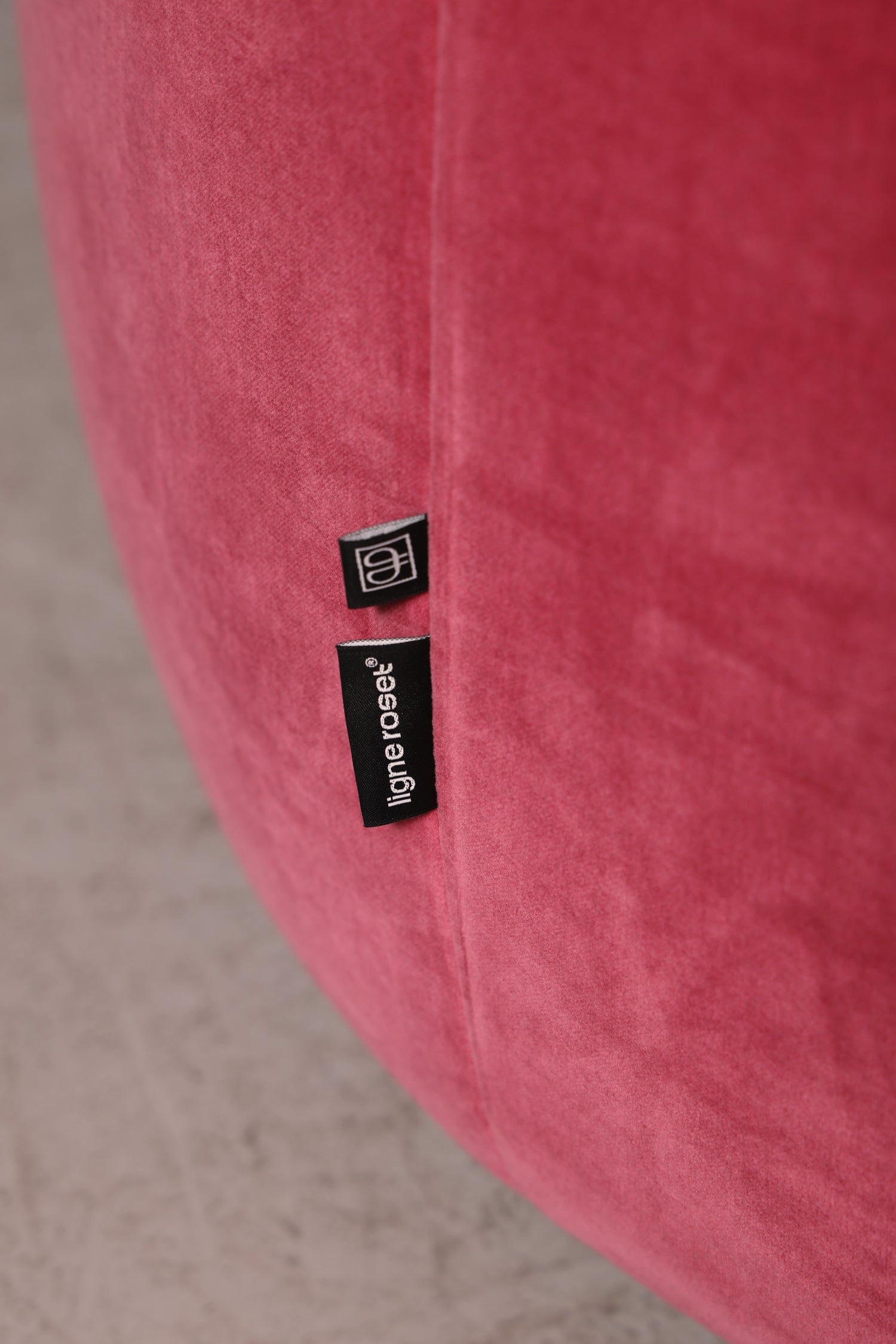 Edler Ligne Roset Pumpkin Sessel mit Hocker Pink Samt Designer Loungesessel Pierre Paulin Pouf Vintage