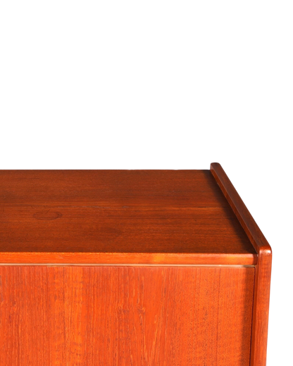 Hauptstadt Möblerei Mid Century Highboard aus hochwertigem Teakholz mit lebhafter Maserung im dänischen Design