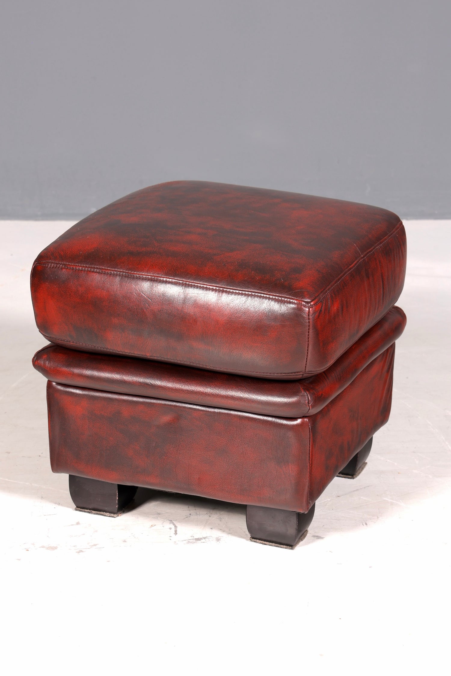 Wunderschönes seltenes Original Chesterfield Sofa mit Hocker 4- Sitzer echt Leder Oxblood Couch Englisch Eckcouch