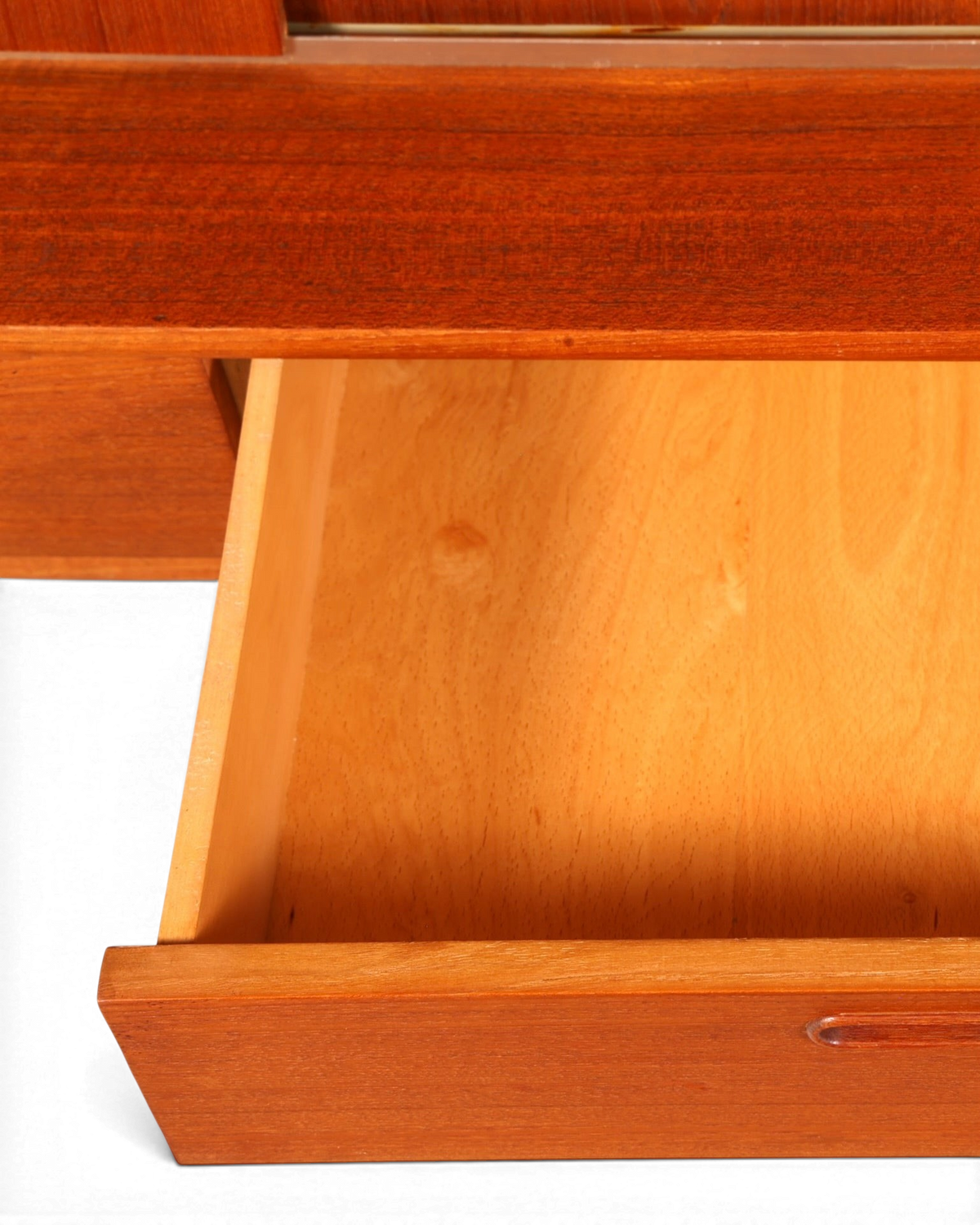 Hauptstadt Möblerei Mid Century Highboard aus Teakholz mit ausgezogener Schublade und sichtbarer Holzmaserung