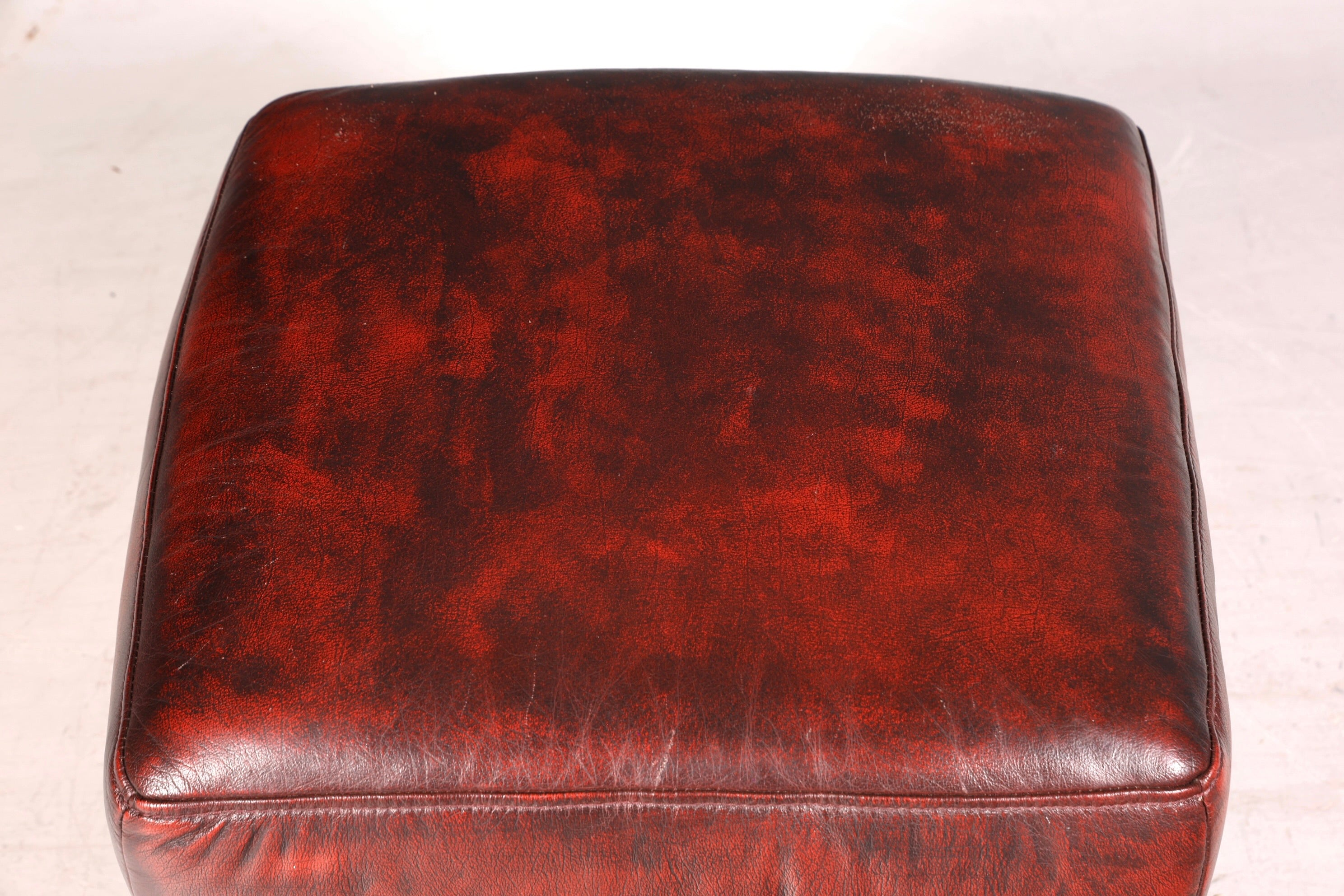 Wunderschönes seltenes Original Chesterfield Sofa mit Hocker 4- Sitzer echt Leder Oxblood Couch Englisch Eckcouch