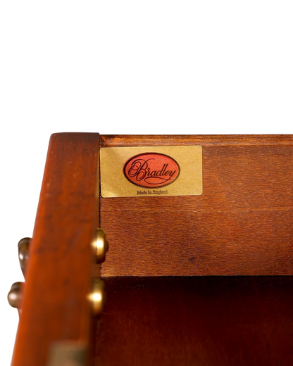 Hauptstadt Möblerei Bradley Mahagoni Sekretär Schubladen-Detail mit goldenem Herstellerschild Made in England