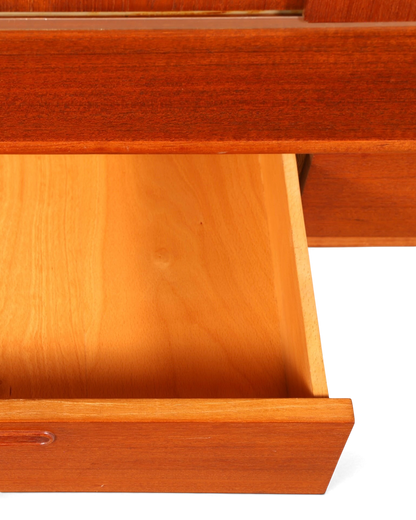 Hauptstadt Möblerei Mid Century Highboard aus Teak mit einer ausgezogenen Schublade und heller Holzmaserung im Inneren